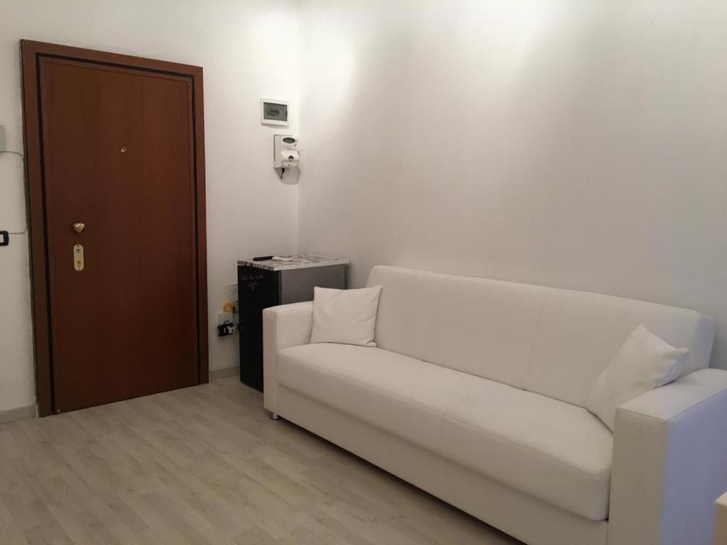 Milan Nice Flat In Red Metro Екстериор снимка